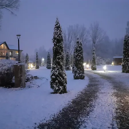 Forest Edge Lodge *